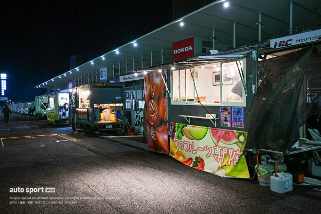 2023スーパーフォーミュラ第8戦鈴鹿　レース後鈴鹿のメインストレート上にキッチンカーが登場した