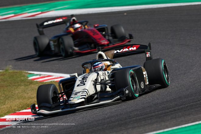 2023スーパーフォーミュラ第9戦鈴鹿　順走で鈴鹿サーキットを走る佐藤琢磨と中嶋一貴