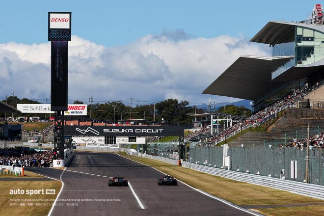 2023スーパーフォーミュラ第9戦鈴鹿　逆走で鈴鹿サーキットを走る佐藤琢磨と中嶋一貴