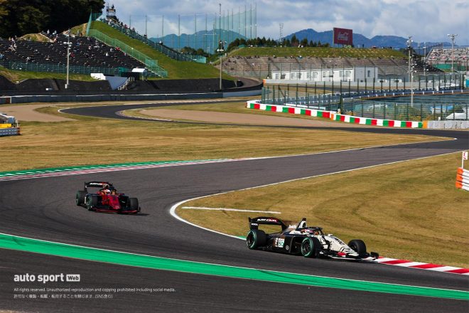 2023スーパーフォーミュラ第9戦鈴鹿　逆走で鈴鹿サーキットを走る佐藤琢磨と中嶋一貴