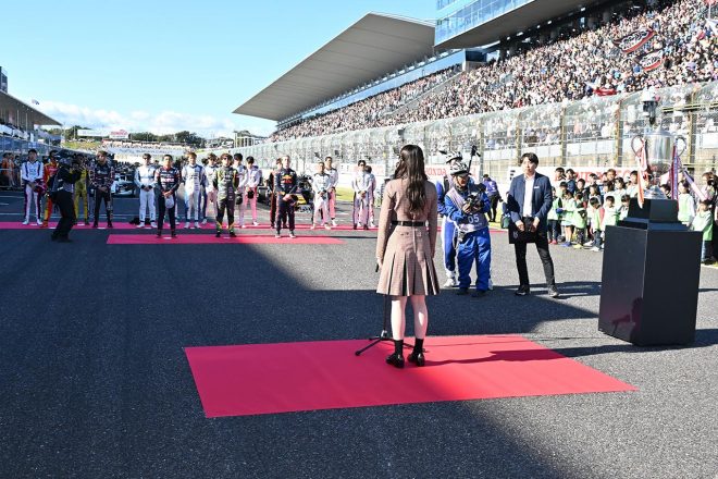 2023スーパーフォーミュラ第9戦鈴鹿　決勝レースを前に国歌独唱の大役を果たした日向坂46の富田鈴花さん