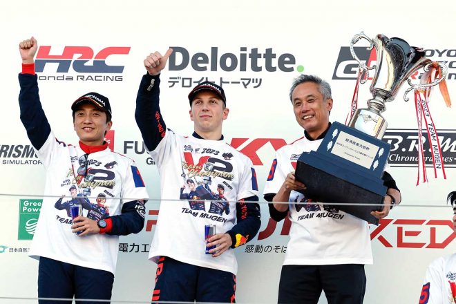 2023スーパーフォーミュラ第8戦＆第9戦鈴鹿　チームチャンピオン獲得記念Tシャツを着用する野尻智紀／リアム・ローソン／田中洋克監督（TEAM MUGEN）