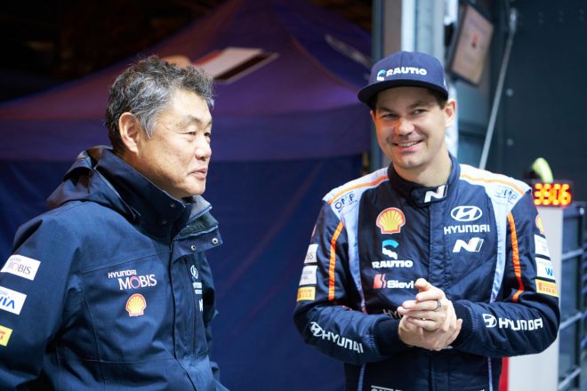 テーム・スニネン（右）とヒョンデ・モータースポーツのショーン・キム社長　2023年WRC第12戦セントラル・ヨーロピアン・ラリー
