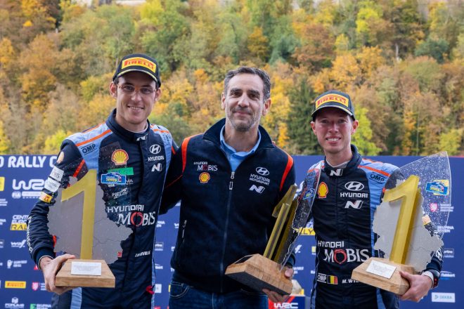 チーム代表のシリル・アビテブール（中央）と優勝したティエリー・ヌービル／マルティン・ウィダグ組（ヒョンデi20 Nラリー1）　2023年WRC第12戦セントラル・ヨーロピアン・ラリー