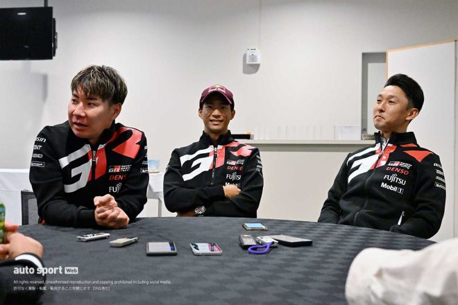 10月27日夕方に鈴鹿サーキットで行われた囲み取材の様子。翌週に控えた最終戦バーレーンに向けた意気込みなどとともに、WECに関連する幅広いトピックに小林可夢偉チーム代表兼ドライバー、平川亮、中嶋一貴TGR-E副会長が答えた。