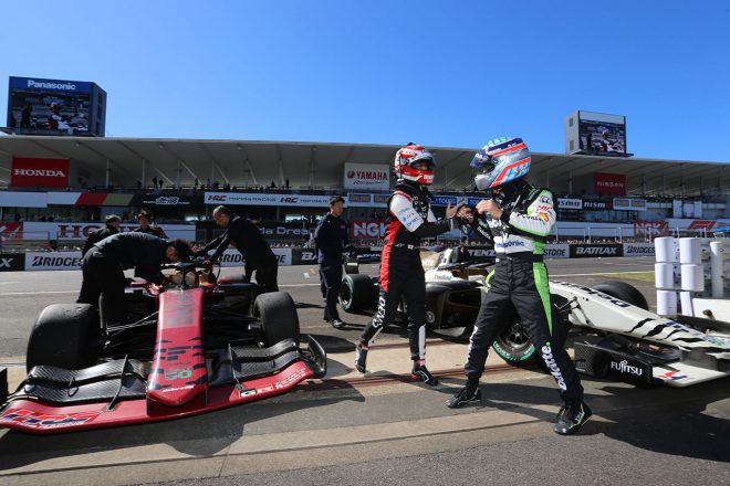 デモランを終え握手を交わす佐藤琢磨と中嶋一貴