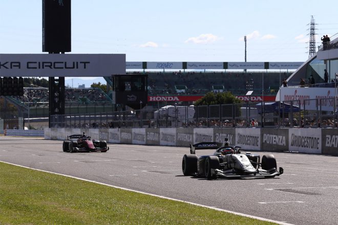 SF23開発車両に乗り鈴鹿サーキットを逆走する佐藤琢磨と中嶋一貴