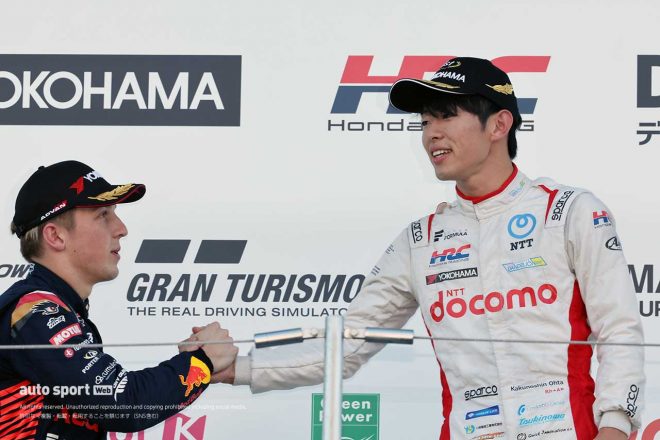 表彰台で握手するリアム・ローソンと太田格之進　2023スーパーフォーミュラ第9戦鈴鹿　