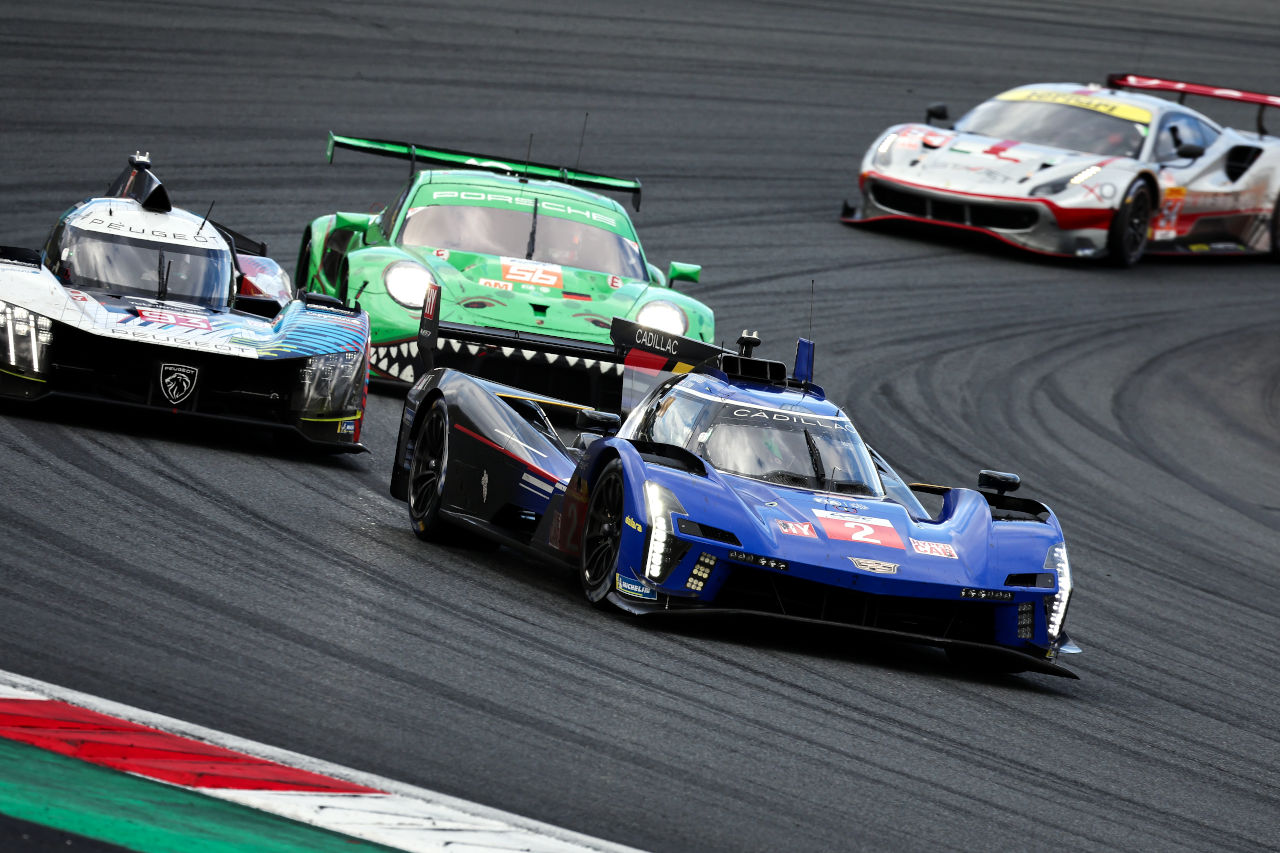 キャデラックVシリーズ.Rの車両重量は1037kgから1030kgとなり、ヴァンウォールのLMH車両と並んでハイパーカークラス最軽量の1台に