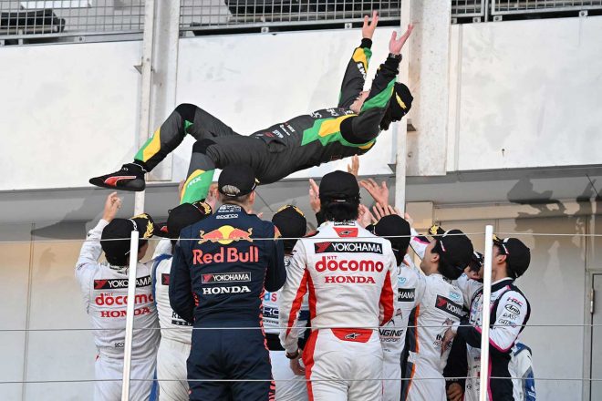 2023スーパーフォーミュラ第9戦鈴鹿　シーズンエンドセレモニーで胴上げされる宮田莉朋（VANTELIN TEAM TOM’S）