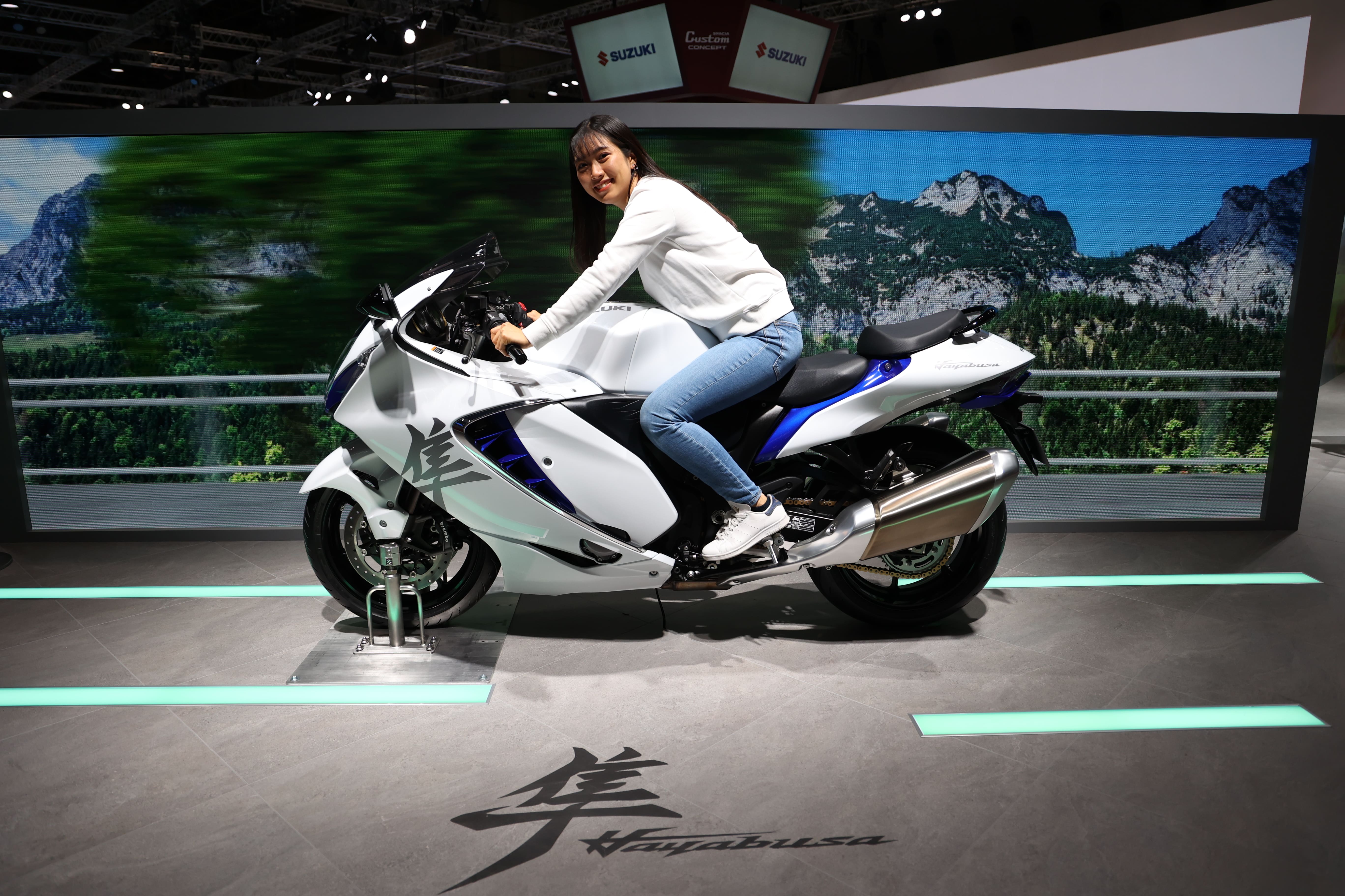 スズキブースでは、動く景色のスクリーンを背景にハヤブサにまたがれます。