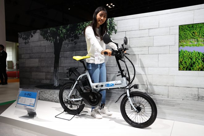 スズキ・e-PO、見た目は完全に折り畳み自転車ですが原付一種でナンバー付き。