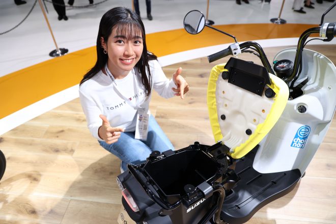 スズキ・e-choinori、コンパクトながらシート下にはハンヘルが入る程度の収納も。
