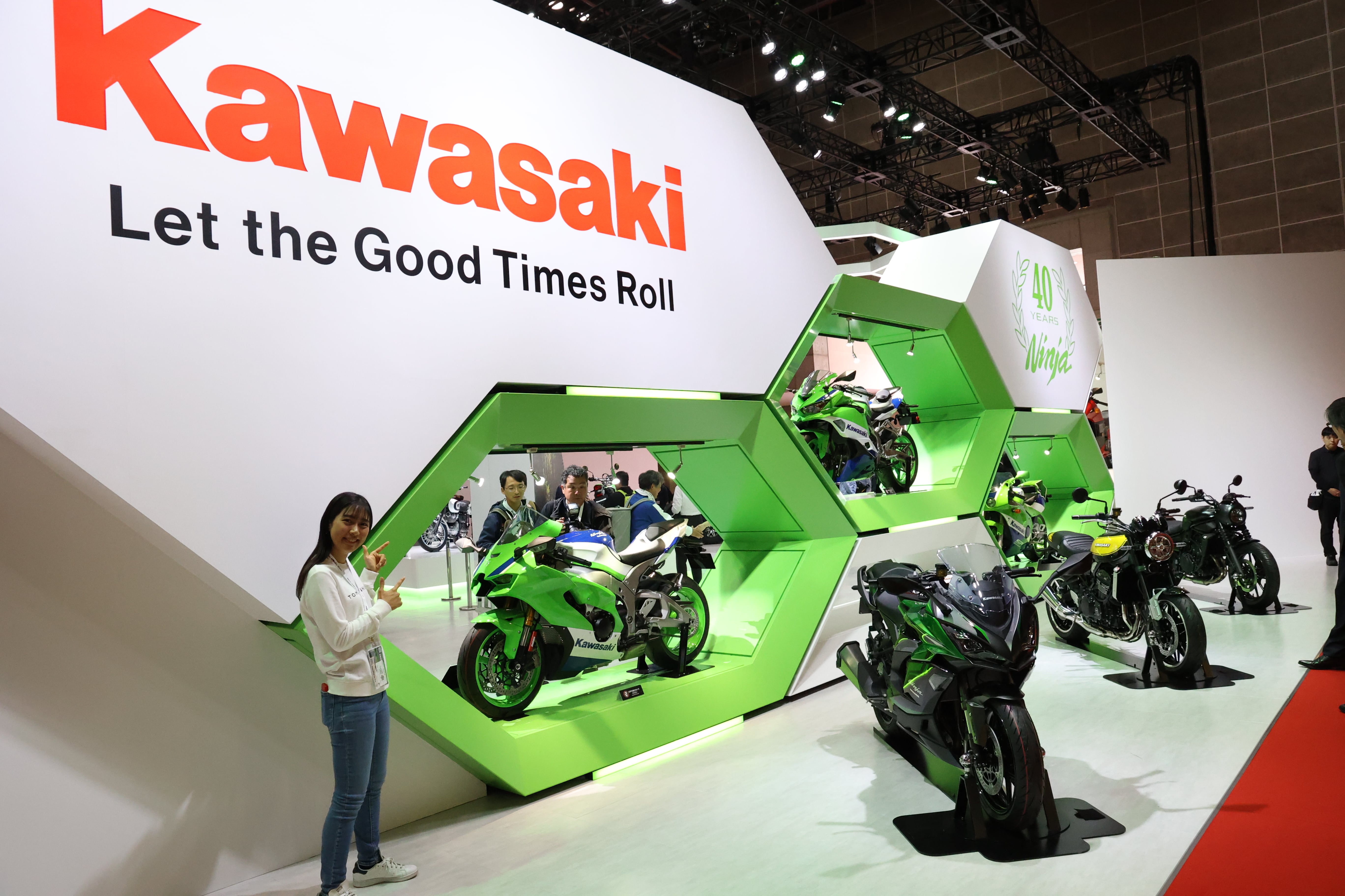 カワサキブースの目玉、ZXRカラーのZXシリーズ。