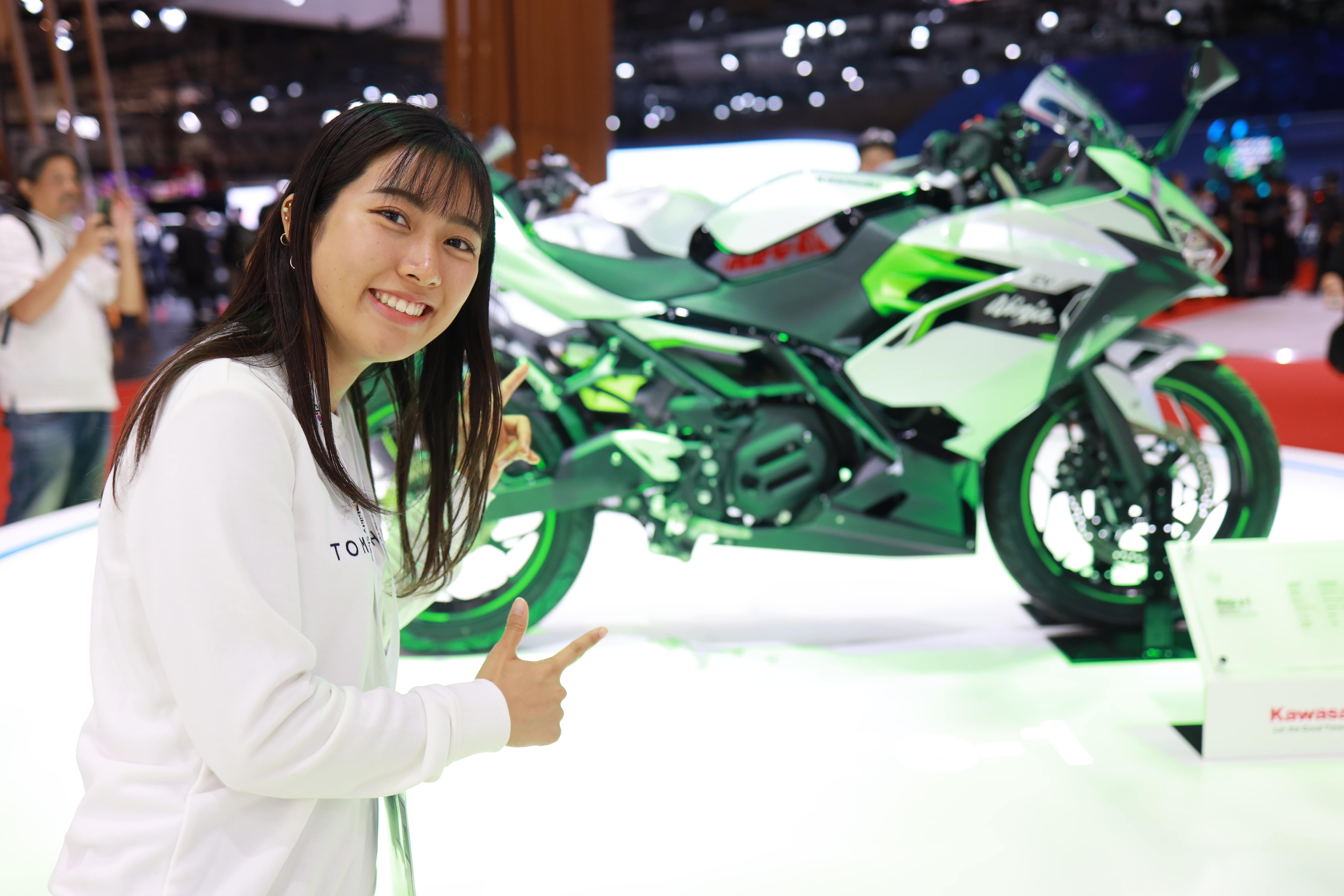 Ninja 7 HybridとNinja e-1は回転台で展示中