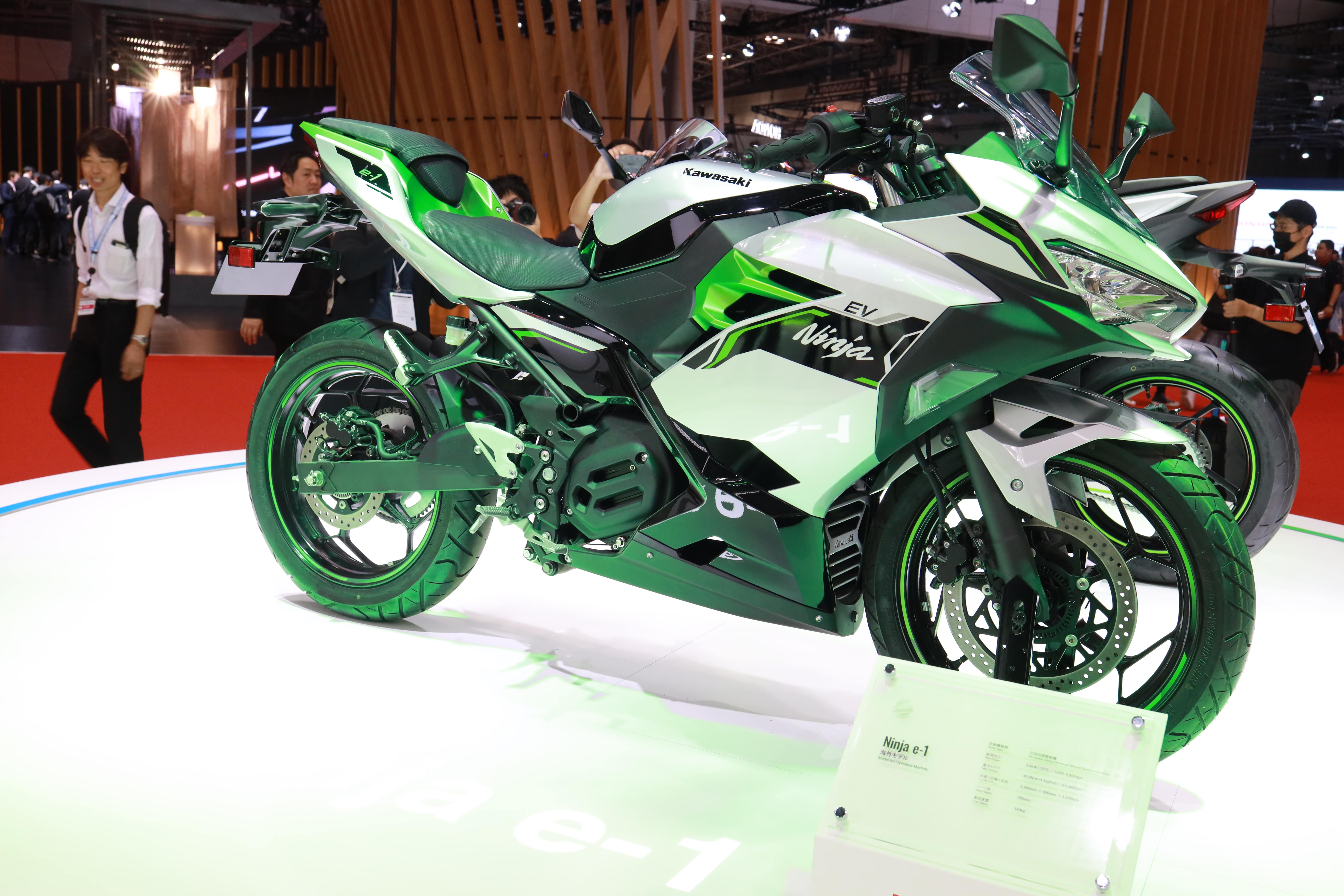 Ninja e-1。2つ積んだバッテリーは家庭用充電器で充電可能です。