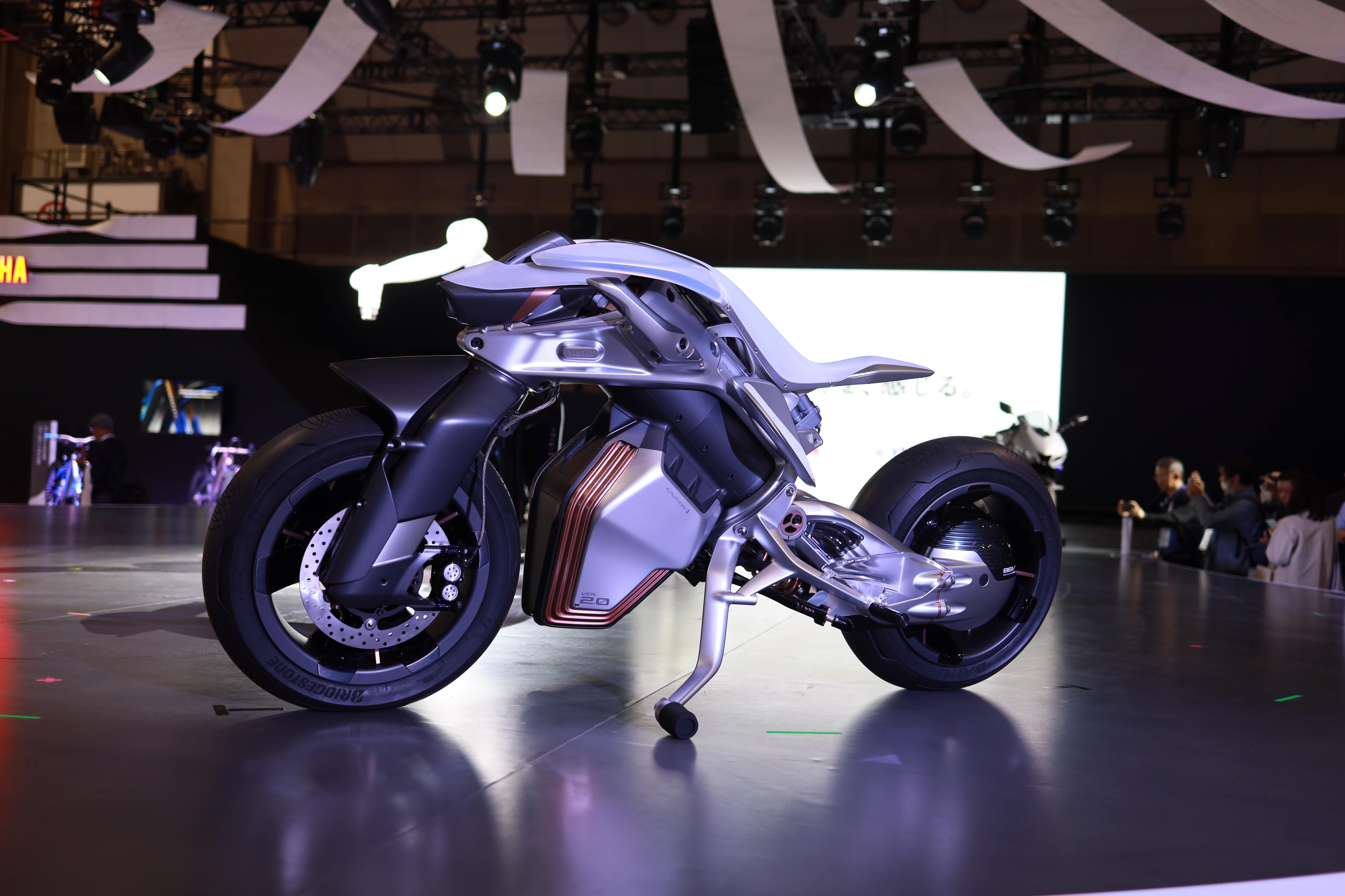 ヤマハブースの目玉の一つ「MOTOROiD2」。バイクの常識をぶっ壊す近未来的デザインです。