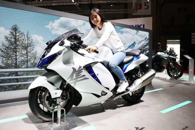 スズキブースでは、動く景色のスクリーンを背景にハヤブサにまたがれます。