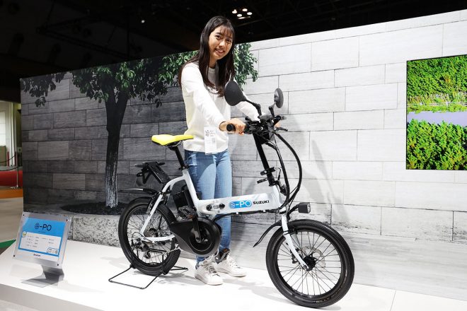 『スズキ e-PO』。見た目は完全に折り畳み自転車ですが原付一種でナンバー付き。