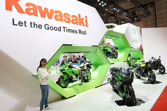 カワサキブースの目玉は、ZXRカラーの『ZXシリーズ』。