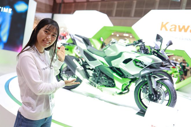 カワサキブースの中央の回転台には『Ninja 7 Hybrid』と『Ninja e-1』の2台が展示されています。