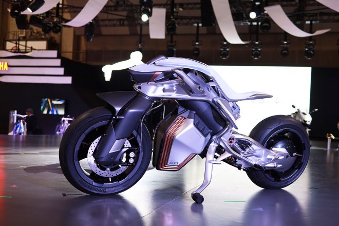 ヤマハブースで異彩を放っていた『MOTOROiD2』。バイクの常識をぶっ壊す近未来的デザインに惚れ惚れしました。