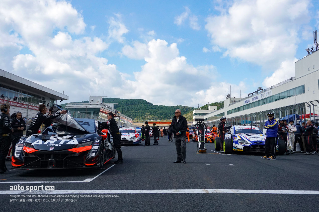 2023スーパーGT第7戦オートポリス　決勝レーススタート前グリッドの様子
