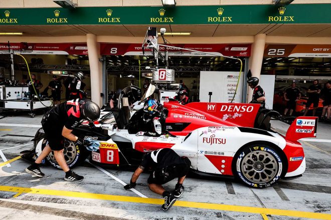 走行前日の11月1日、バーレーン・インターナショナル・サーキットで準備を進める8号車GR010ハイブリッド