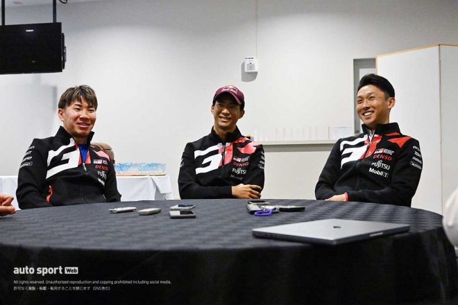 鈴鹿サーキットでメディアの取材に応える小林可夢偉、平川亮、中嶋一貴