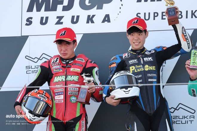 J-GP3表彰式。敗者（彌榮郡選手）と勝者（木内尚太選手）