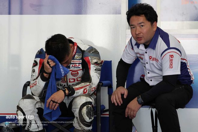 SDG Honda Racingピットにて。榎戸育寛選手（左）と本田光太郎代表（右）