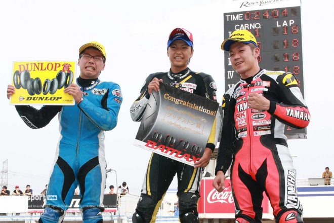 榎戸育寛選手（左）、現・オートレーサーの上和田拓海選手（中央）