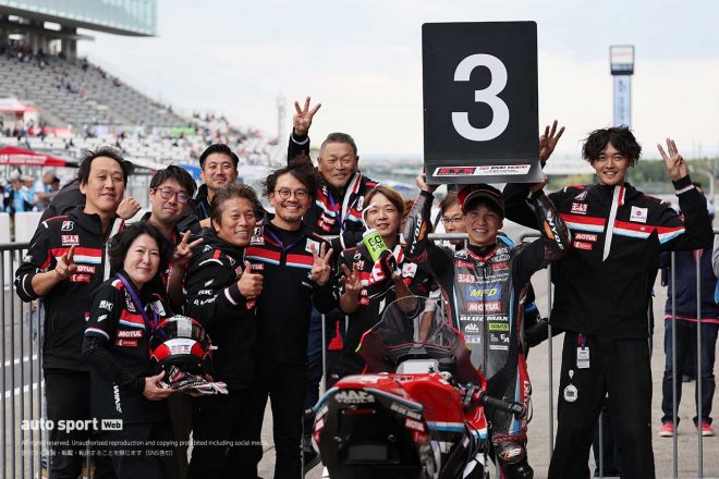 レース2で3位を獲得した亀井雄大選手とYOSHIMURA SUZUKI RIDEWIN