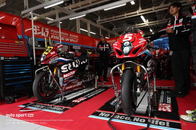 YOSHIMURA SUZUKI RIDEWINのピット。左が渥美号で右が亀井号。カウルの色が異なるが中身は……？