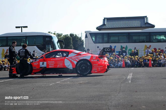 実際にエンジンを始動して暖機運転を行っている様子