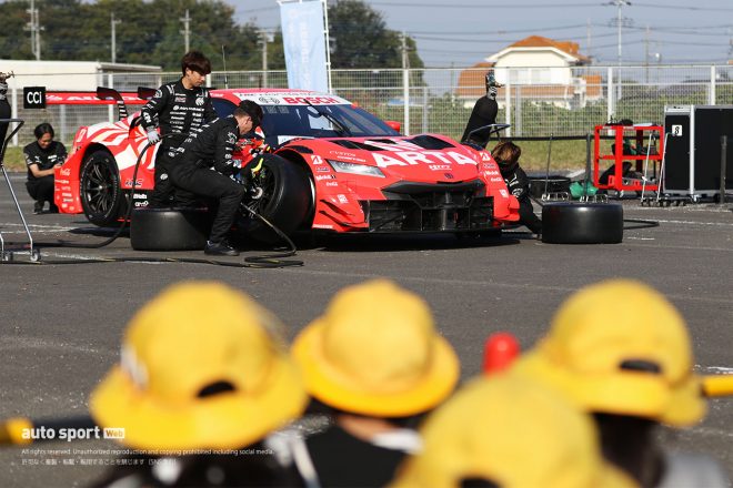 2度行われたタイヤ交換の実演には、大きな拍手が沸き起こった