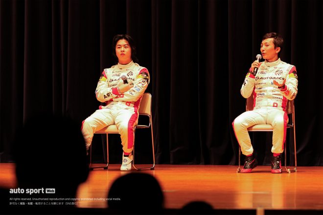 講演会に登壇し自身のエピソードを語る野尻智紀と大湯都史樹