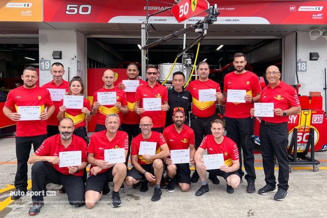 フェラーリAFコルセ50号車の担当クルーたち。後列中央の黒いウエアが青田氏