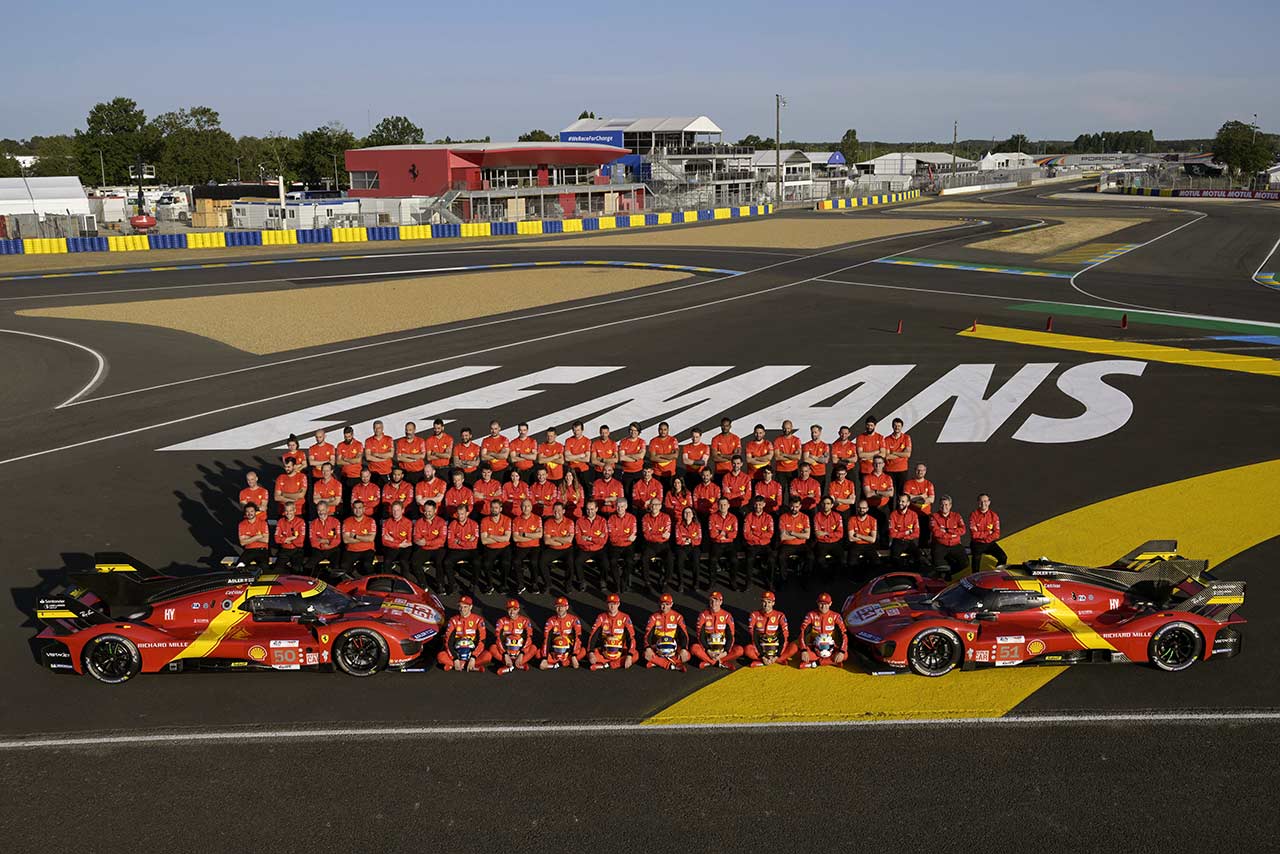 2023年のル・マン24時間レースを前に、サルト・サーキットでの記念撮影に臨んだフェラーリAFコルセのクルーたち