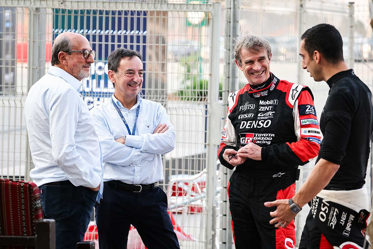 ACOピエール・フィヨン会長らと話すトヨタWECチームのテクニカル・ディレクター、パスカル・バセロン