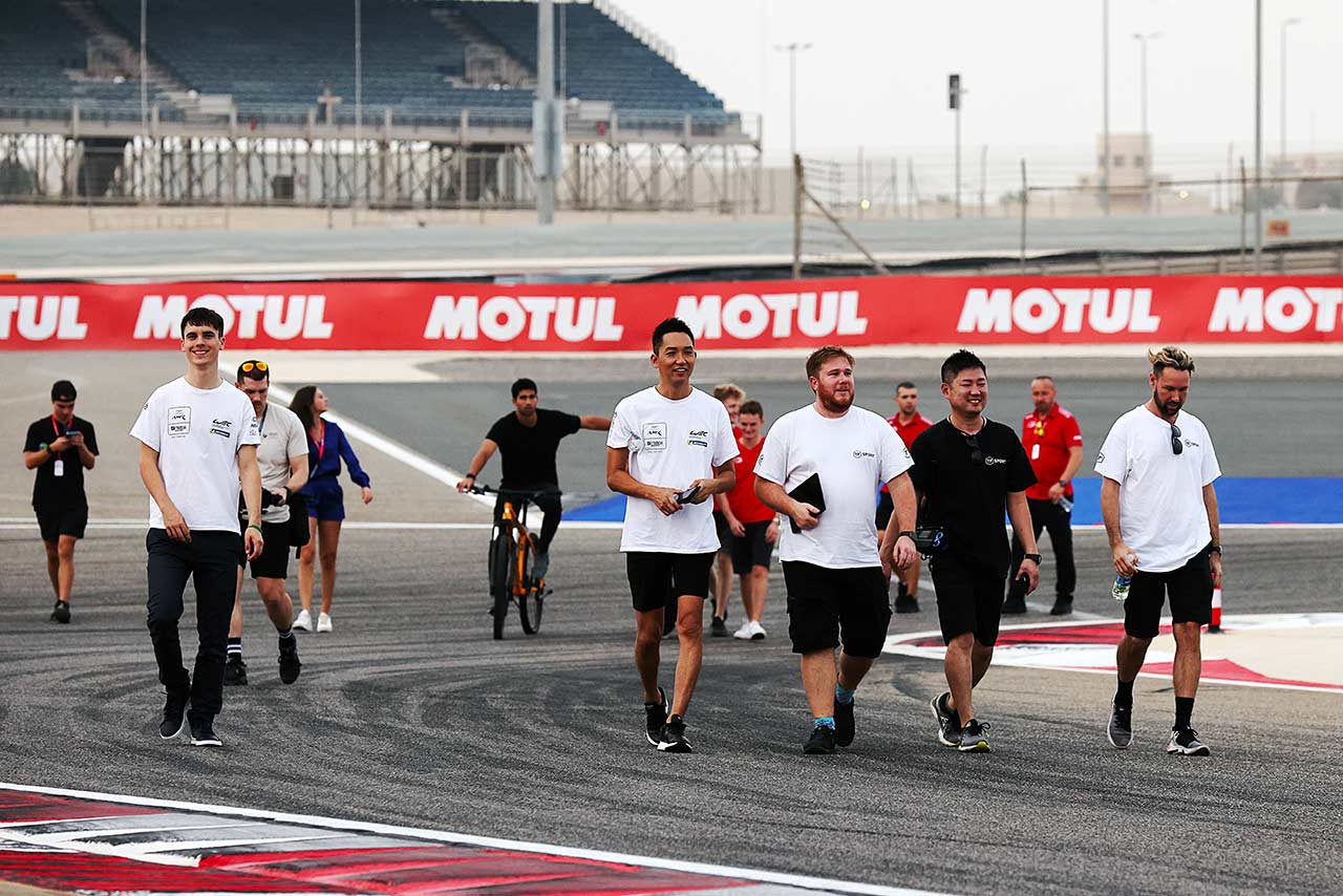 コース下見を行うDステーション・レーシングのキャスパー・スティーブンソン、藤井誠暢、リアム・タルボットら