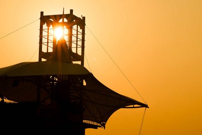 バーレーン・インターナショナル・サーキットの日没は17時前。3日金曜は、この時刻をまたいで予選が行われる