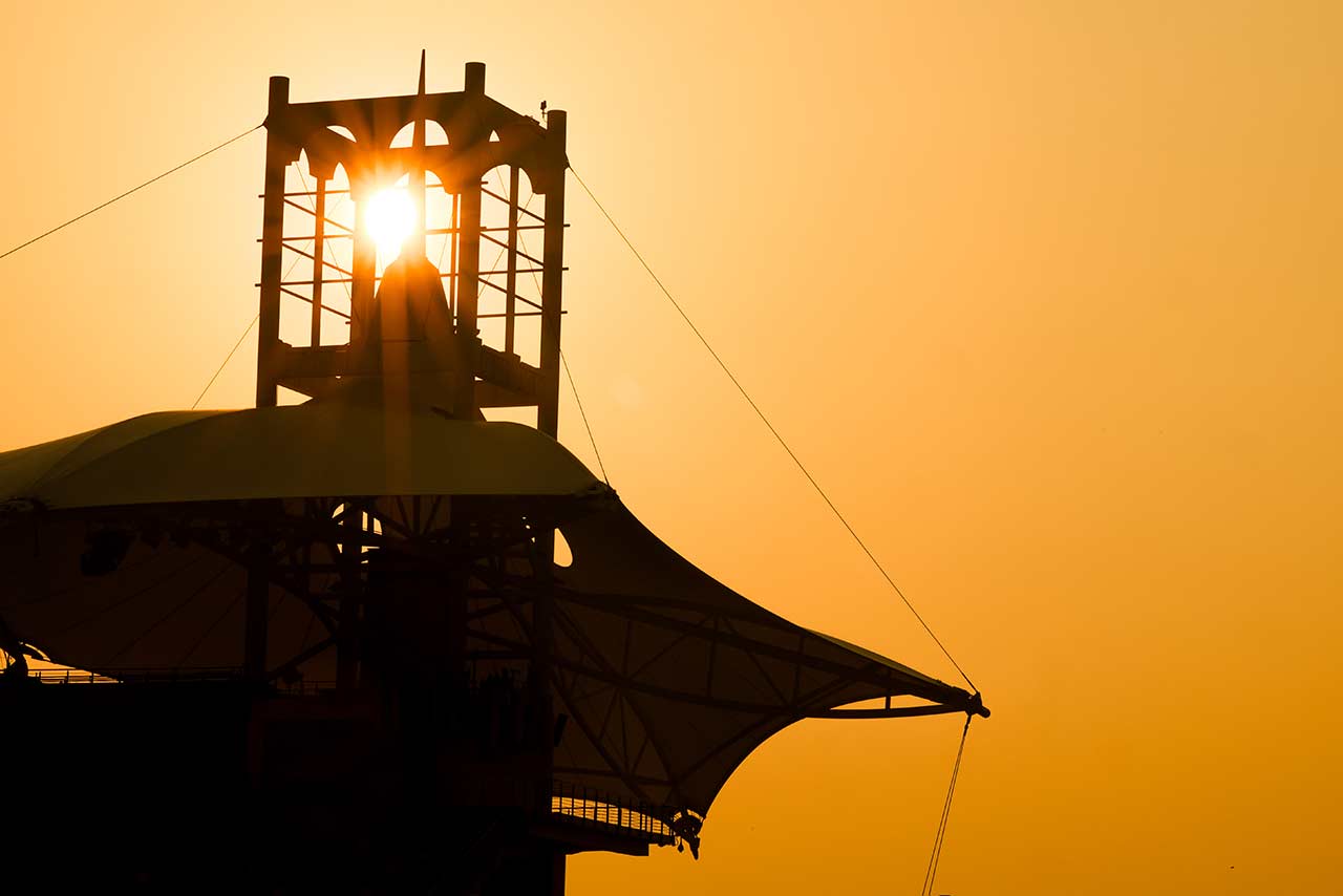 バーレーン・インターナショナル・サーキットの日没は17時前。3日金曜は、この時刻をまたいで予選が行われる