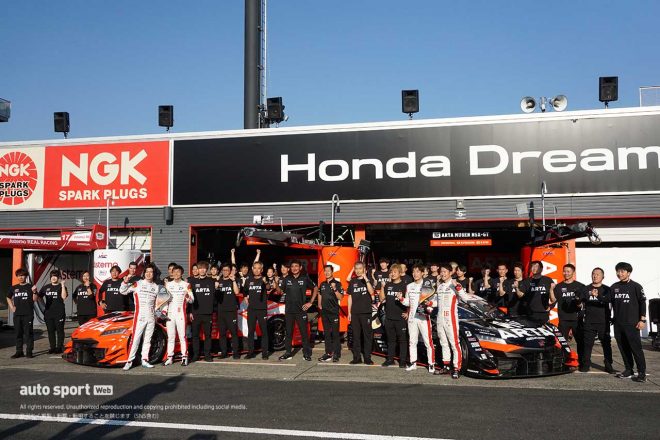 2023スーパーGT第8戦もてぎ　最終戦恒例の記念撮影を行うARTA MUGEN陣営