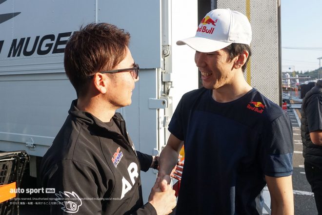 2023スーパーGT第8戦もてぎ　大津弘樹と握手を交わす笹原右京