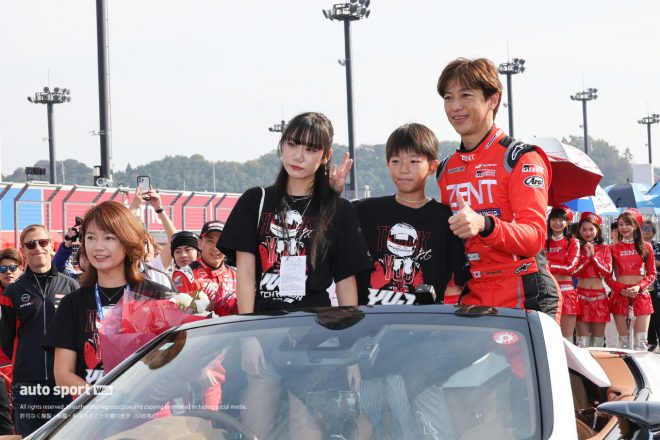 パレードランを終えた後に記念撮影する立川祐路とご家族