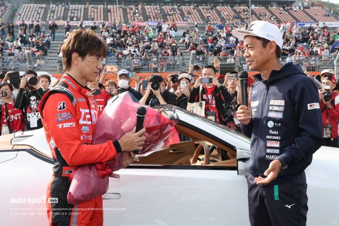 引退する立川祐路に言葉を贈る脇阪寿一