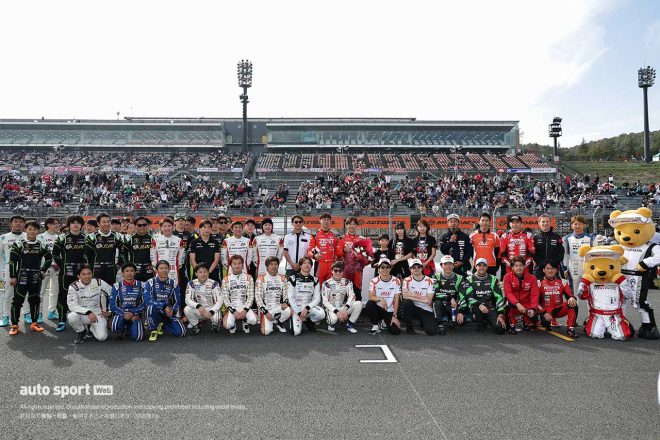 引退セレモニーの最後にはGTドライバーでの記念撮影も行われた
