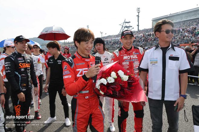 立川祐路を囲む吉本大樹、松田次生らのドライバーたち