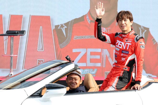 脇阪寿一ドライブのレクサスLC500コンバーチブルでパレードランを行う立川祐路